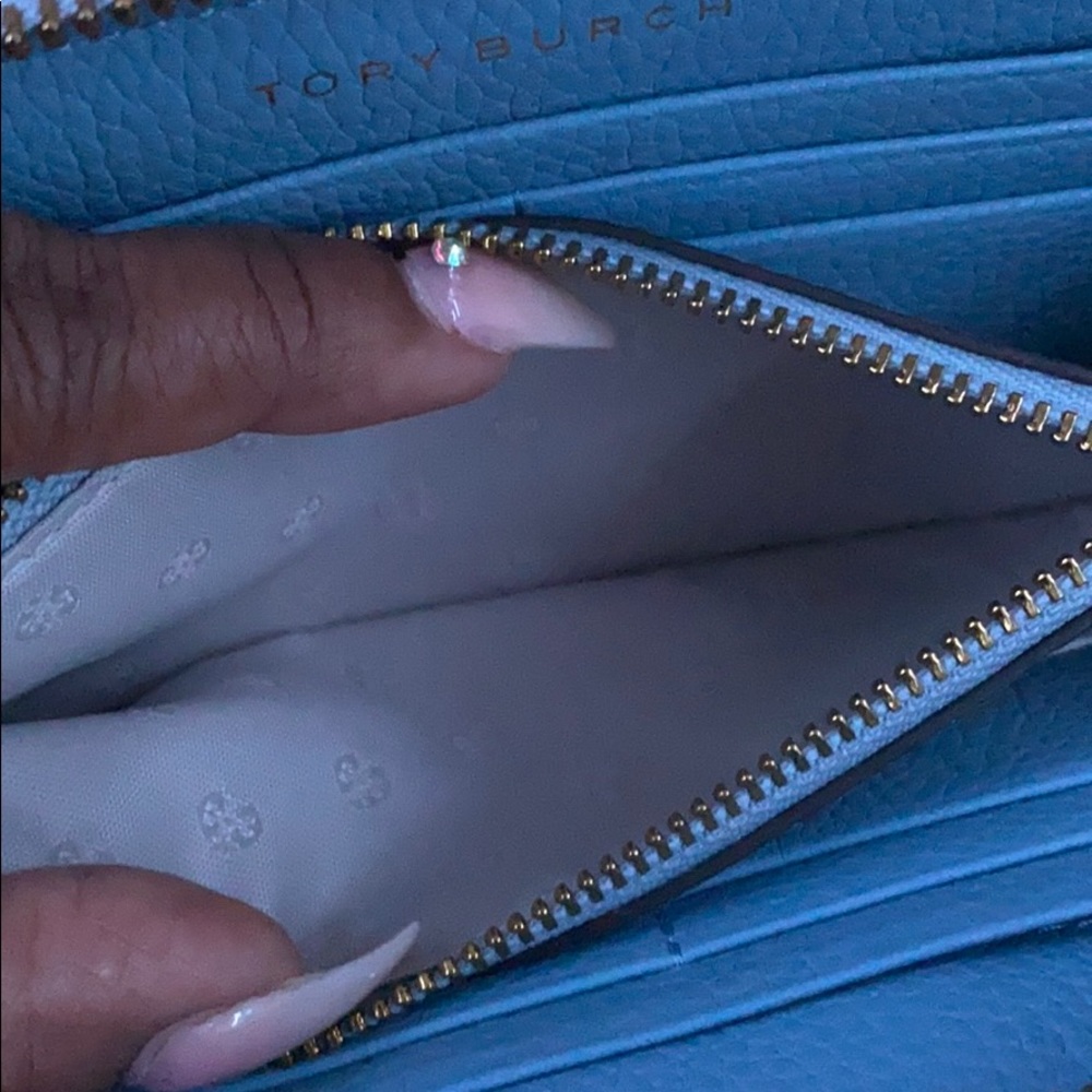 AUTHENTIC Tory Burch Britten Zip  Wallet - Picture 4 of 5